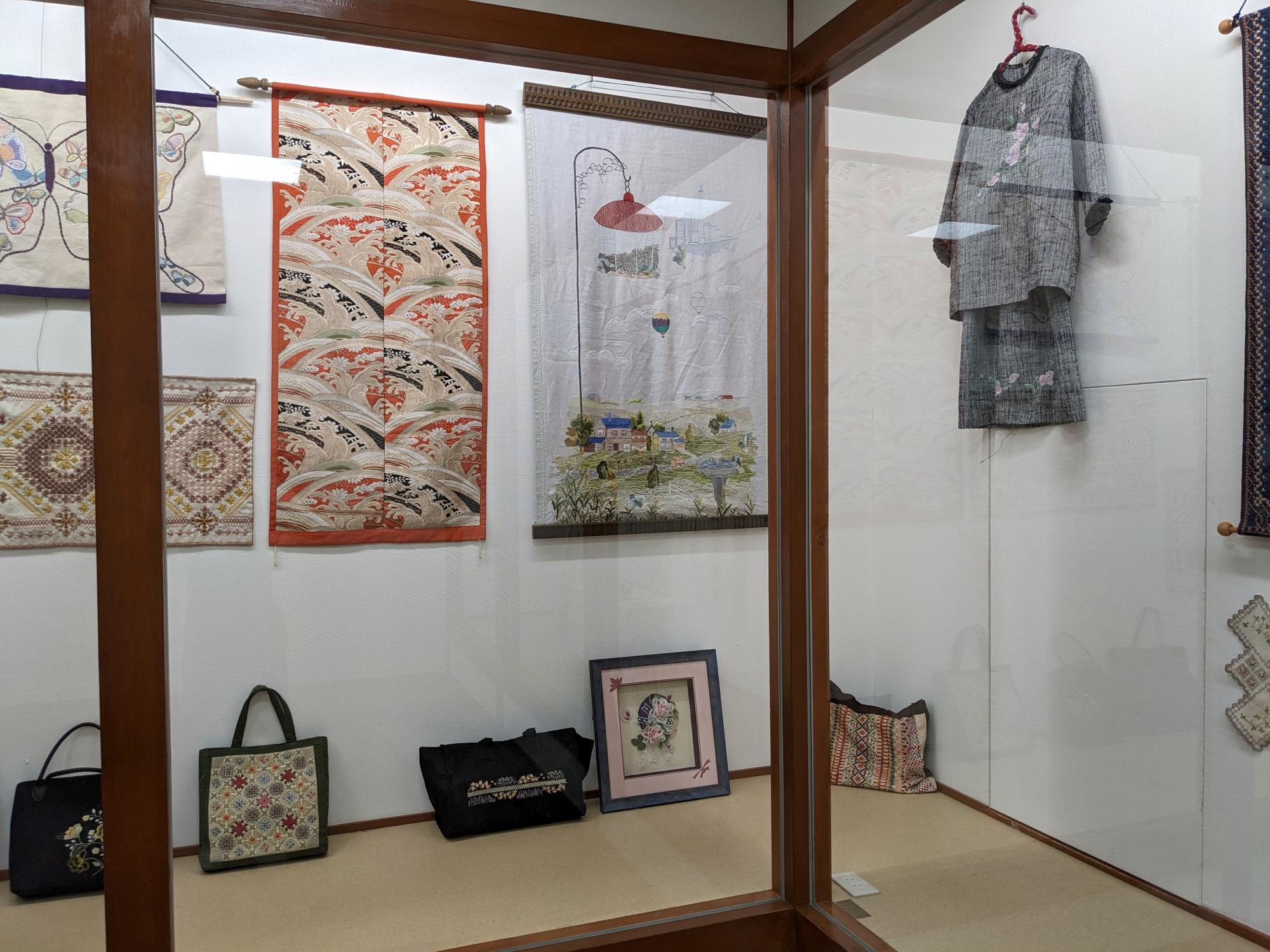 『仲良し5人会刺繍&絵手紙作品展』
開催中です!
期間:12月26日(金)まで
繊細な図案が並ぶタペストリー、
布に咲いた立体的な花々、
暮らしをそっと彩る刺繍バッグやお洋服——。
どの作品にも、針と糸に向き合う時間の静けさと、
積み重ねた技のあたたかさが宿っています。
油彩画展とあわせて、ゆっくりお楽しみください。
