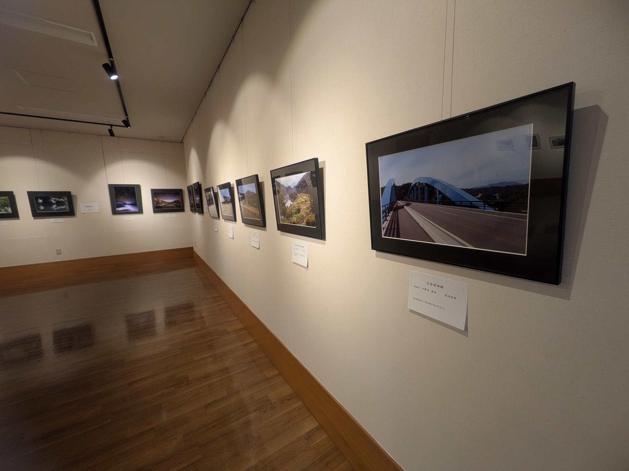 ふるさと写真クラブの皆さまによる写真展を開催中です。
中野市内外の自然風景や、
四季折々の美しい瞬間を切り取った作品を展示しています。
星空や山々、田園風景など、
どなたでも楽しめる写真展となっています。
ぜひこの機会にご来館ください。
会期:2月8日(日)まで