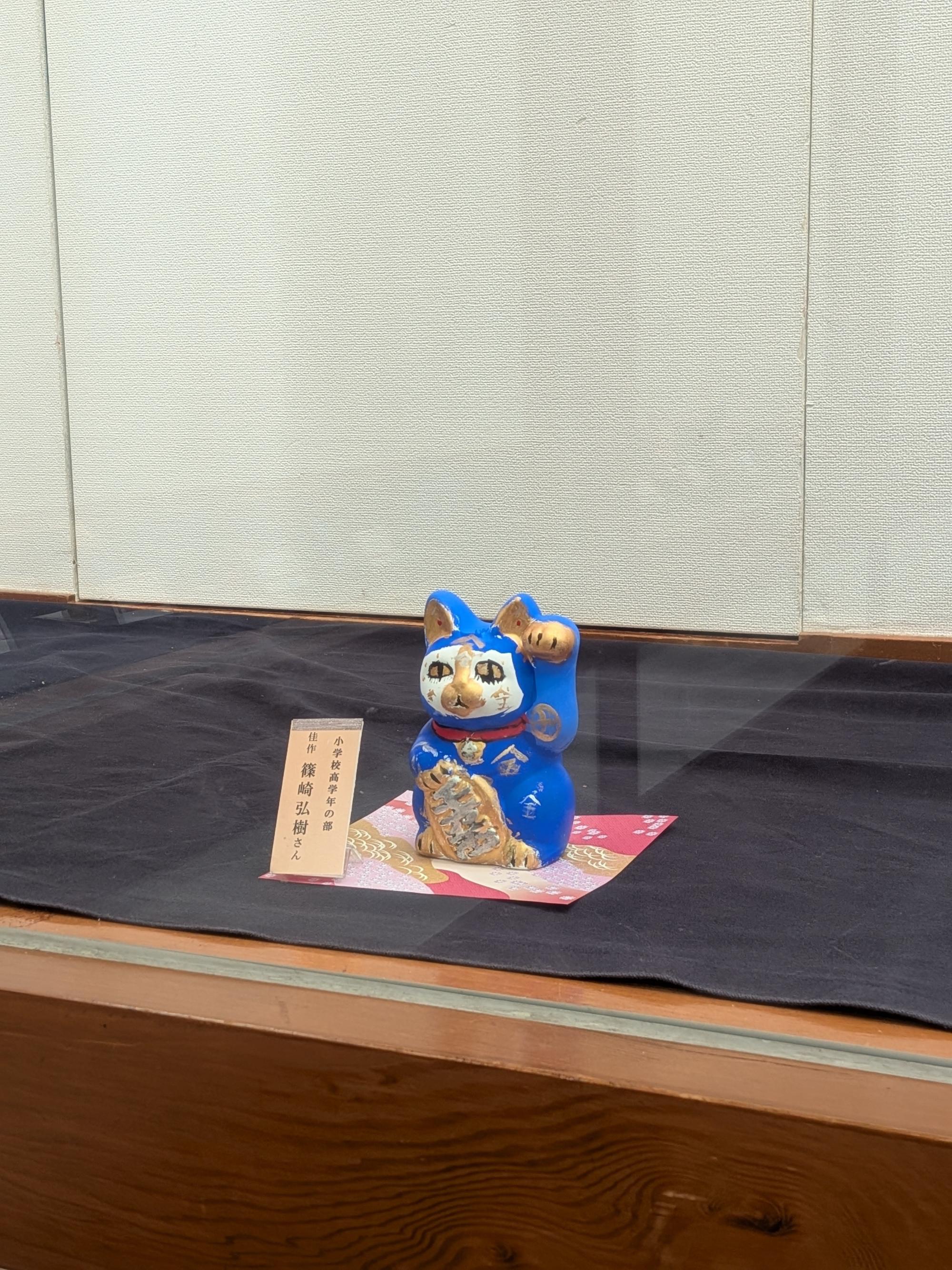 中野小学校6年2組 学習発表展を開催しています。
会期は4月19日(日)まで。
新年度を迎え、中学生となった生徒のみなさんが、小学校6年生のときに制作した絵付け作品を展示しています。
ひとつひとつの作品には、その子らしさや当時の想いが丁寧に込められていて、見ていると自然と心があたたかくなります。
担任の先生にとっては、初めて送り出した卒業生。
その成長の軌跡が並ぶこの展示は、特別な時間でもあるのではないでしょうか。
それぞれの想いが形になった作品たちを、ぜひゆっくりとご覧ください。