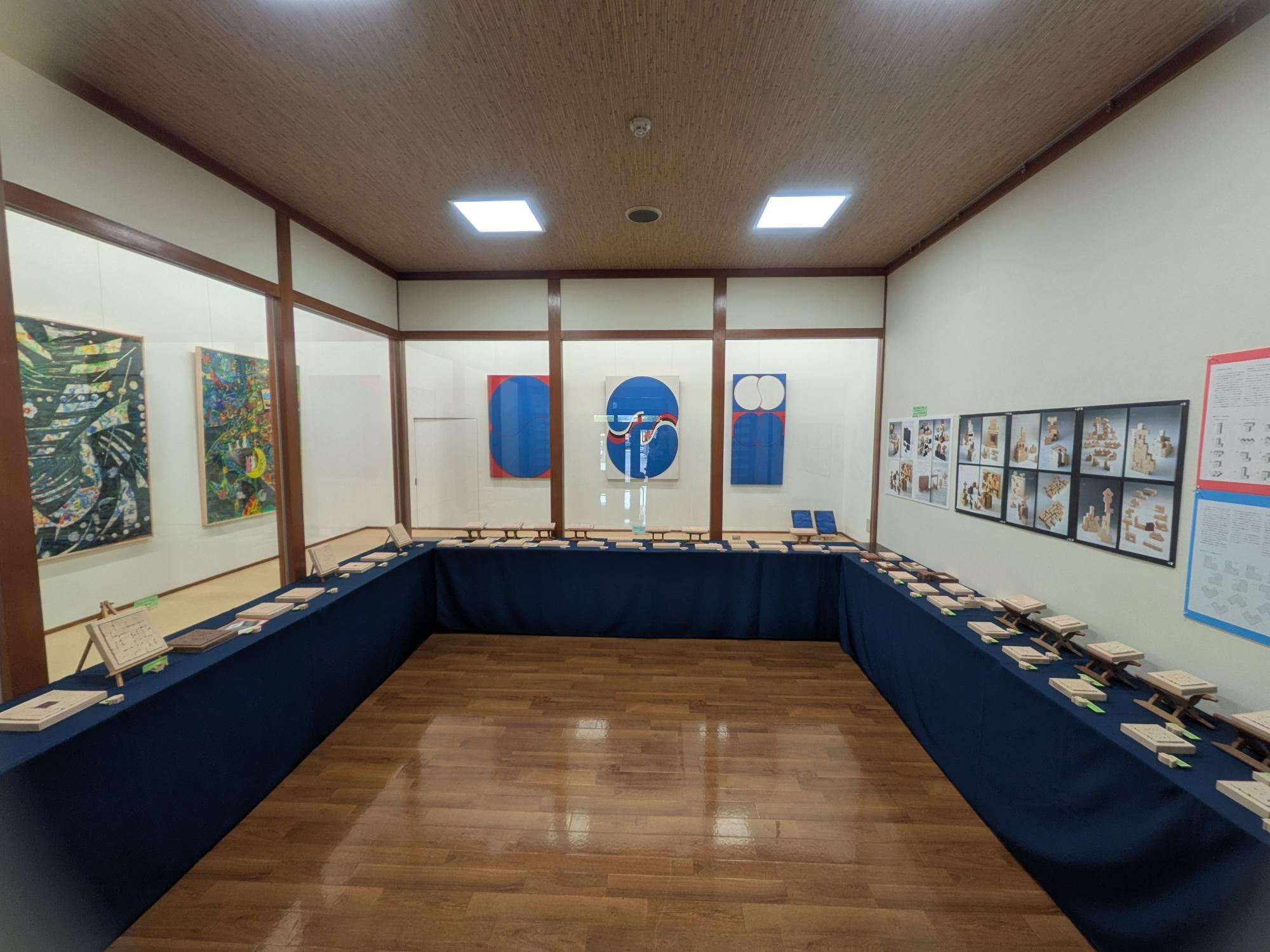 『故 小黒三郎氏追悼 組み木作品集展　池田憲一郎製作』
スタートしました！

今年1月に逝去された、おもちゃデザイナー小黒三郎さんを偲び、池田憲一郎先生が製作した組み木作品展です。

さらに今回は…
『小黒三郎の世界No.1』掲載の
ポリキューブパズル全70作品をご覧いただけます！

ロビーでは、実際に手に取って遊べるパズルもご用意されています。
子どもから大人まで、思わず夢中になる体験が待っています。

みなさまのご来館を心よりお待ちしております。