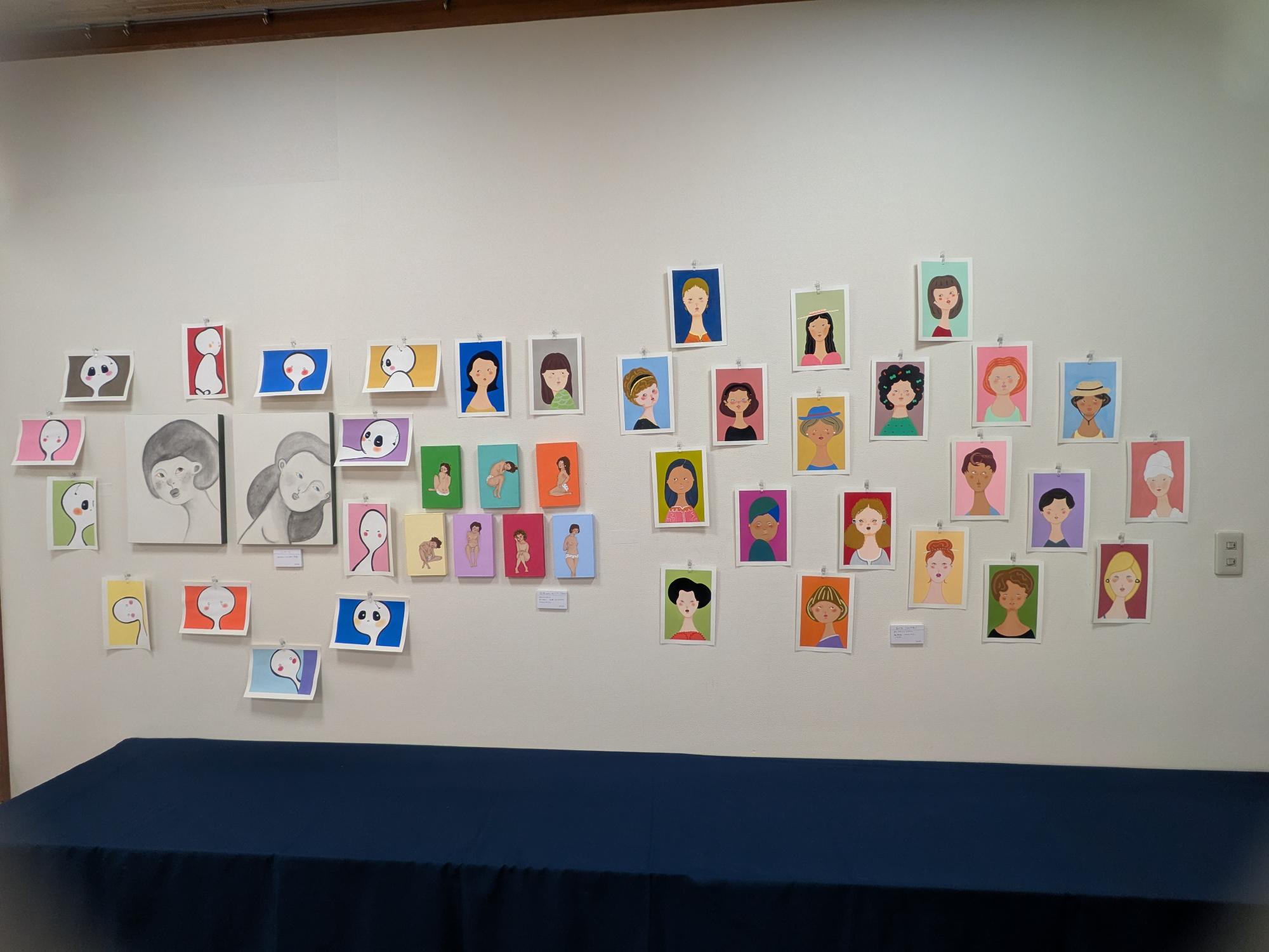♦Cno展♦がスタートしました。
作品と目が合った瞬間、心の奥に眠っていた感情や記憶が、そっと呼び起こされる。
やさしさ、切なさ、不思議さ、懐かしさ――。
見る人それぞれの心に寄り添い、自由な物語を紡いでくれるのが、Cnoさんの作品の魅力です。
一枚一枚と向き合う時間は、日常の慌ただしさを忘れ、自分自身の心の声に耳を澄ませるひとときになるかもしれません。
また、売店スペースでは、Cno展にあわせて黄色いバス@kiiroibus @handmade_toshiko さまの作品も販売しております。
会期:7月5日(日)まで
※最終日は16時30分まで
皆さまのご来館を心よりお待ちしております。