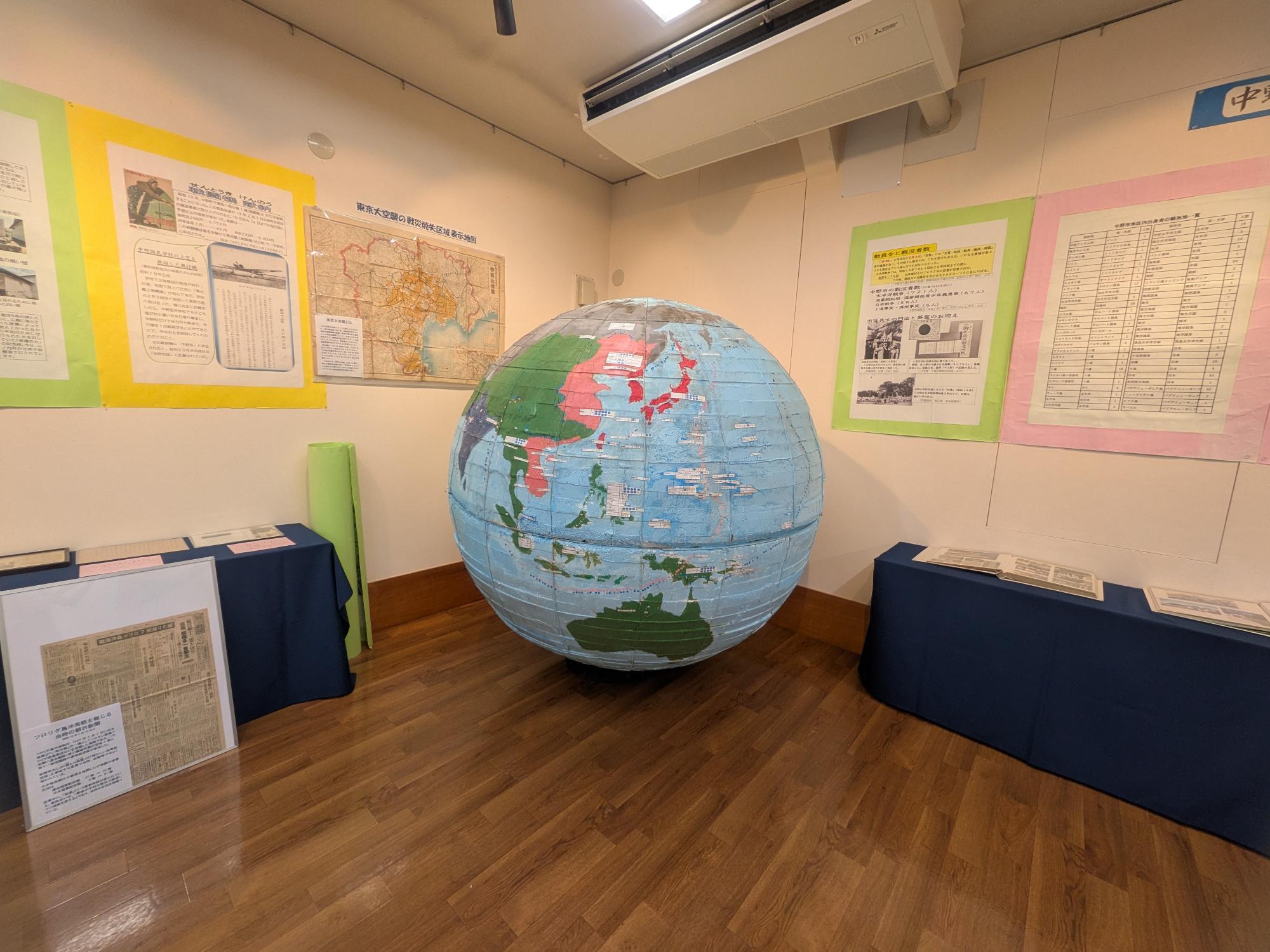 平和のための信州・戦争展 in 中野
を開催しています。

会期：８月16日（日）まで

「戦争を知らない私たちだからこそ、今、知っておきたい。」

戦争を体験した方々が少なくなっていく今、
実際にあった出来事や、当時の人々の思いを
次の世代へ伝えていくことは、とても大切なことです。

会場では、

・日本国憲法公布80年
・十三崖地下壕の立体模型
・ 松代大本営地下壕
・ 中野市における戦争協力や金属供出
・ 中野市における戦没者の慰霊碑
・ 戦争遺品・書籍などの展示
・ 十三崖地下壕掘削時の証言DVD
など、さまざまな資料を見ることができます。

そして、ぜひ注目していただきたいのが
**「聞いてみよう！戦争体験」**です。

実際に戦争を体験された方のお話を、直接聞くことができます。

◇ 8月8日（土）10:30～12:00
「～帰ってこなかったお父さん 遺族たちの声～」

◇ 8月11日（火・祝）10:30～12:00
「～戦時下の平岡国民学校と十三崖地下壕～」

戦争を「遠い昔の出来事」としてではなく、
そこに暮らしていた人たちの人生として知る。

そして、
「平和とは何だろう？」
「私たちに何ができるだろう？」
そんなことを考えるきっかけにしていただけたらと思います。

お子さんと一緒に、
ご家族で、
ぜひ足を運んでみてください。

この夏、平和について考える時間を過ごしてみませんか。