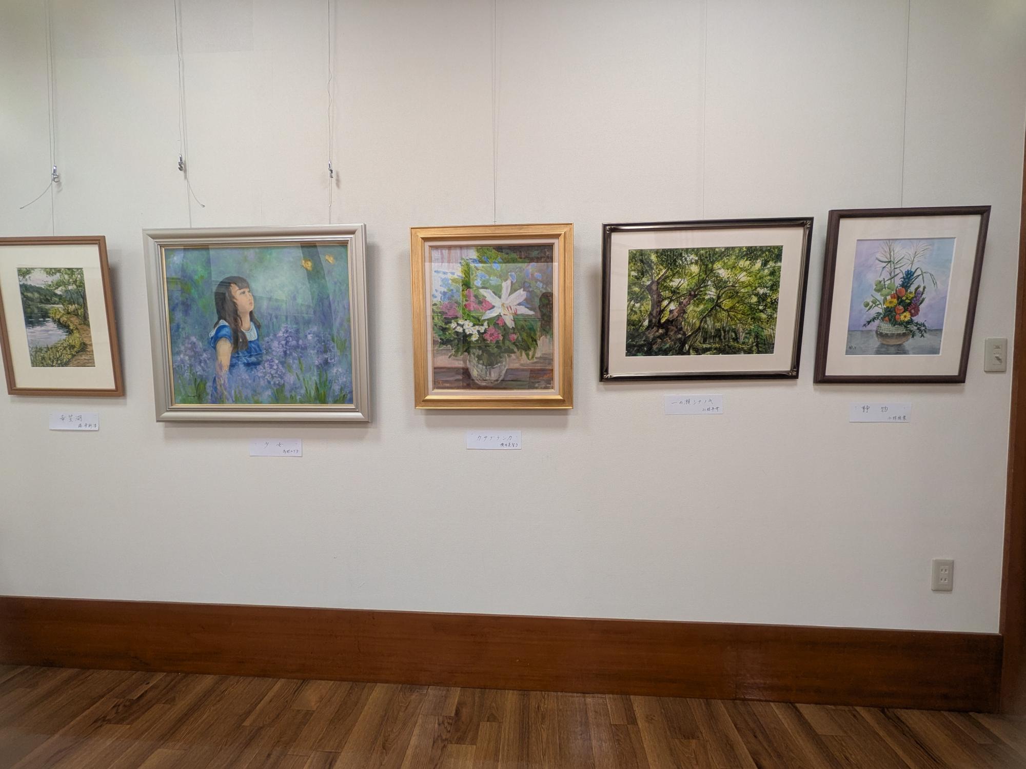 第29回 中野みずゑ会展 開催中

中野みずゑ会の皆さまによる作品展を開催しています。

山々や里の風景、季節の花、暮らしの一場面など――
一枚一枚に、それぞれの「まなざし」と「想い」が感じられる作品が並んでいます。

同じ季節を描いていても、
色づかいや筆づかい、切り取る風景によって、こんなにも表情が違います。

ぜひ会場で、作品の前に立って
ゆっくりとその世界をお楽しみください

◇会期
9月16日（水）正午～9月30日（水）

芸術の秋。
お気に入りの一枚を探しに、ぜひお立ち寄りください
