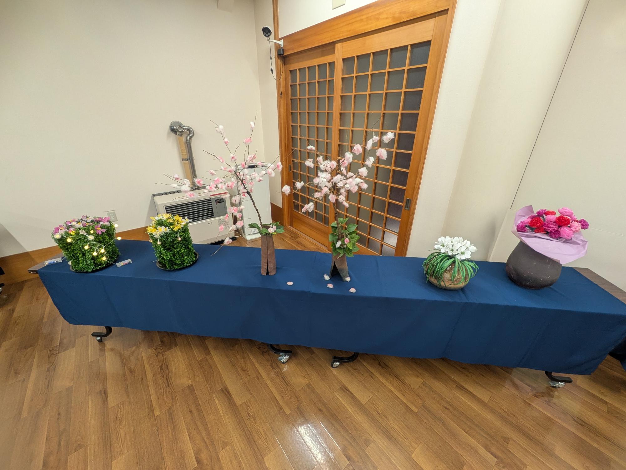 \飯沼禮子 陶芸とペーパーフラワー展/
土とコーヒーから生まれる味わい深い器、
そして紙から丁寧に作り出される美しい花々。
飯沼禮子さんが長年手がけてきた陶芸作品と、繊細なペーパーフラワーの展示会を開催しています。
使用済みのコーヒー粉を取り入れた「炭化珈琲焼き」の器は、独特の風合いと落ち着いた表情が魅力です。
一つひとつ異なる焼き上がりの美しさを、ぜひ間近でご覧ください。
器に寄り添う花、紙から生まれる花。
飯沼さんの手仕事が織りなす、やさしく温かな世界をお楽しみいただけます。
会期:10月18日(日)正午まで
皆さまのご来館を心よりお待ちしております。
